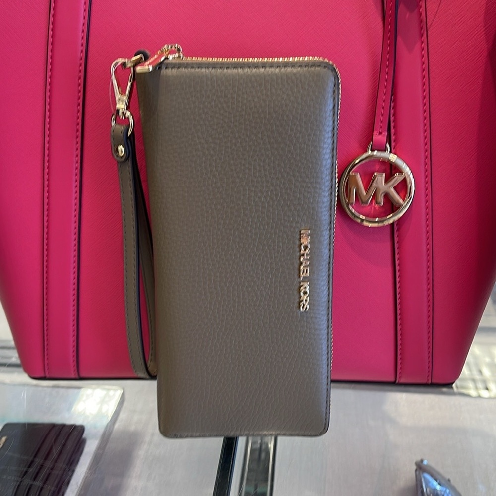 MICHAEL KORS
Leather Continental Wristlet Phone Case Wallet
Dusk
NWT - Picture 12 of 16